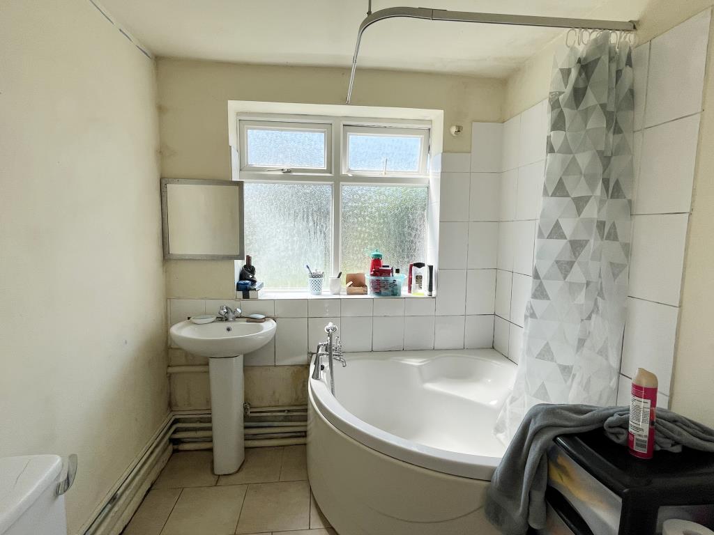 Lot: 95 - THREE-BEDROOM TERRACE HOUSE - Bathroom